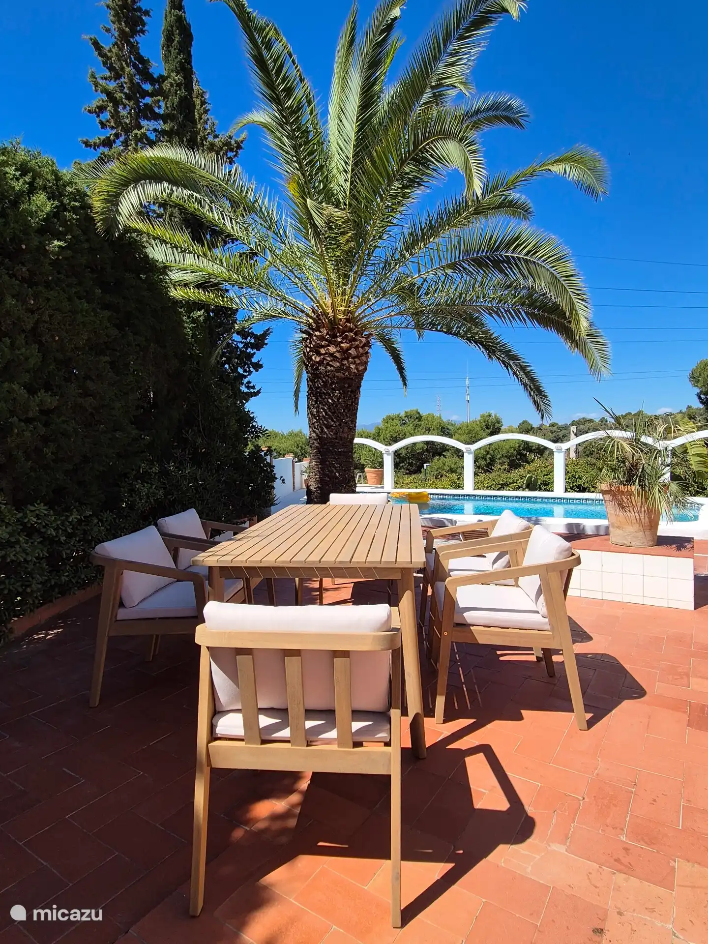 On the terrace next to the porch and pool you will find the outdoor dining area. Here is a beautiful wooden garden set with six comfortable chairs. 