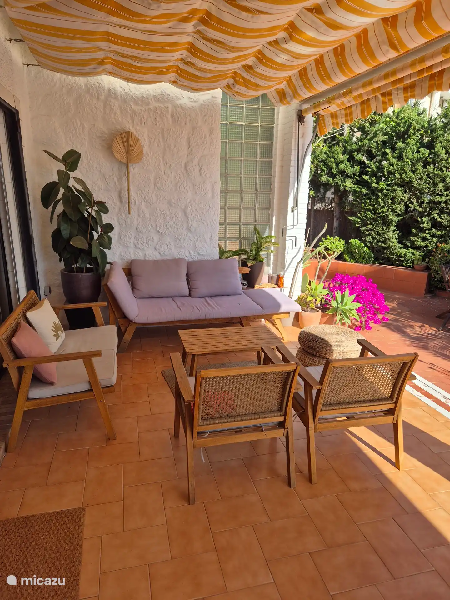 The seating area on the veranda offers a comfortable sofa, two chairs and a small bench. Ideal for socializing and enjoying the view of the garden, pool and ocean.