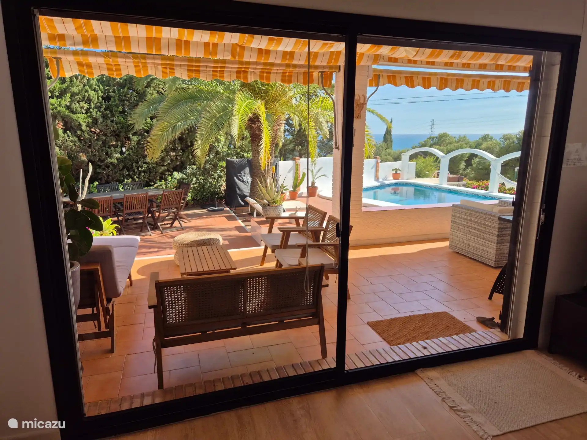 From the living room you have picked out on both the porch, the pool and the sea.
