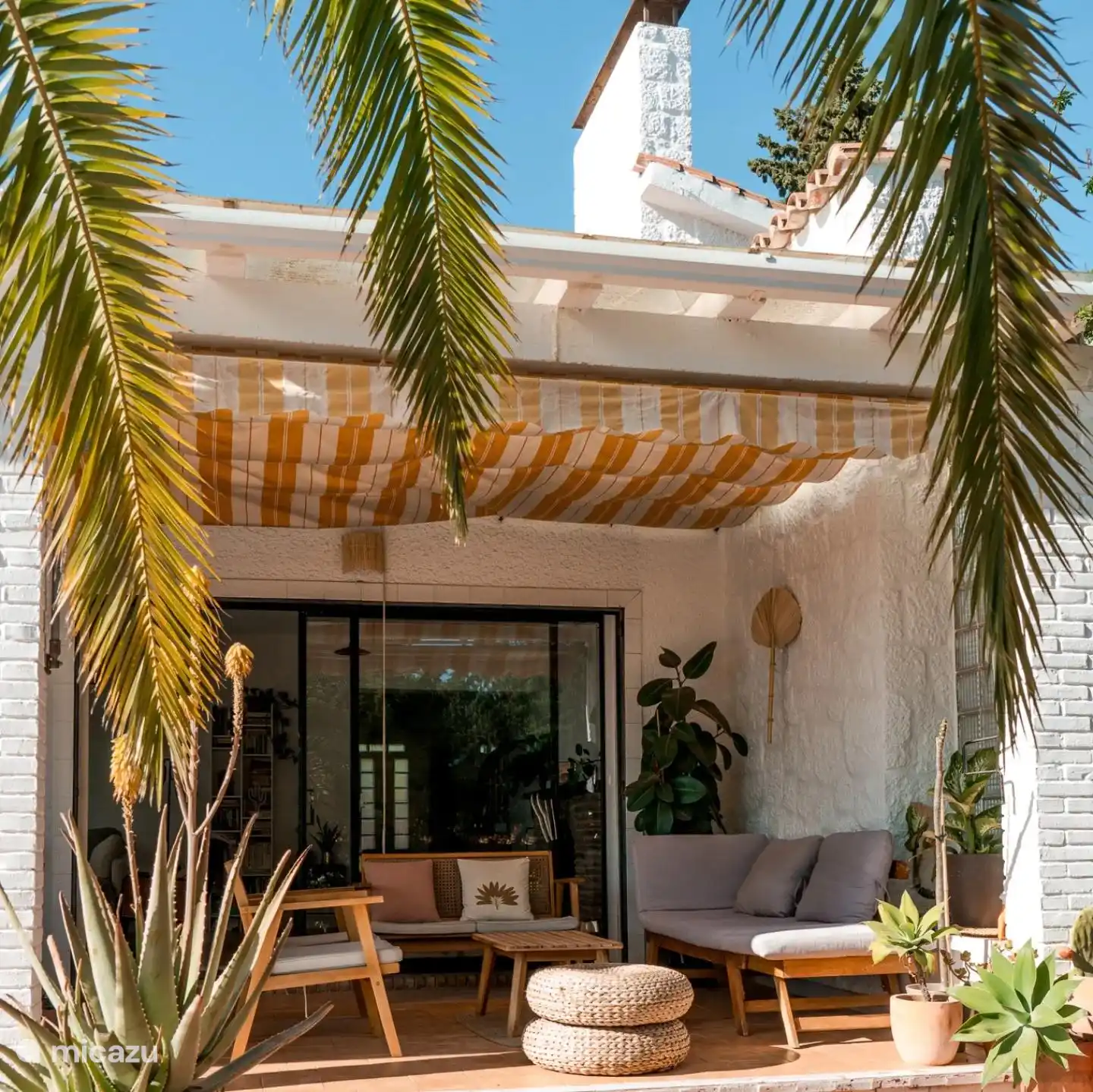It is surrounded by beautiful tropical and Mediterranean plants. The shade makes it an ideal place for a wonderful siesta.