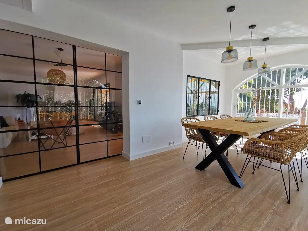 The open connection between the living room and the dining room can be closed with Japanese sliding doors