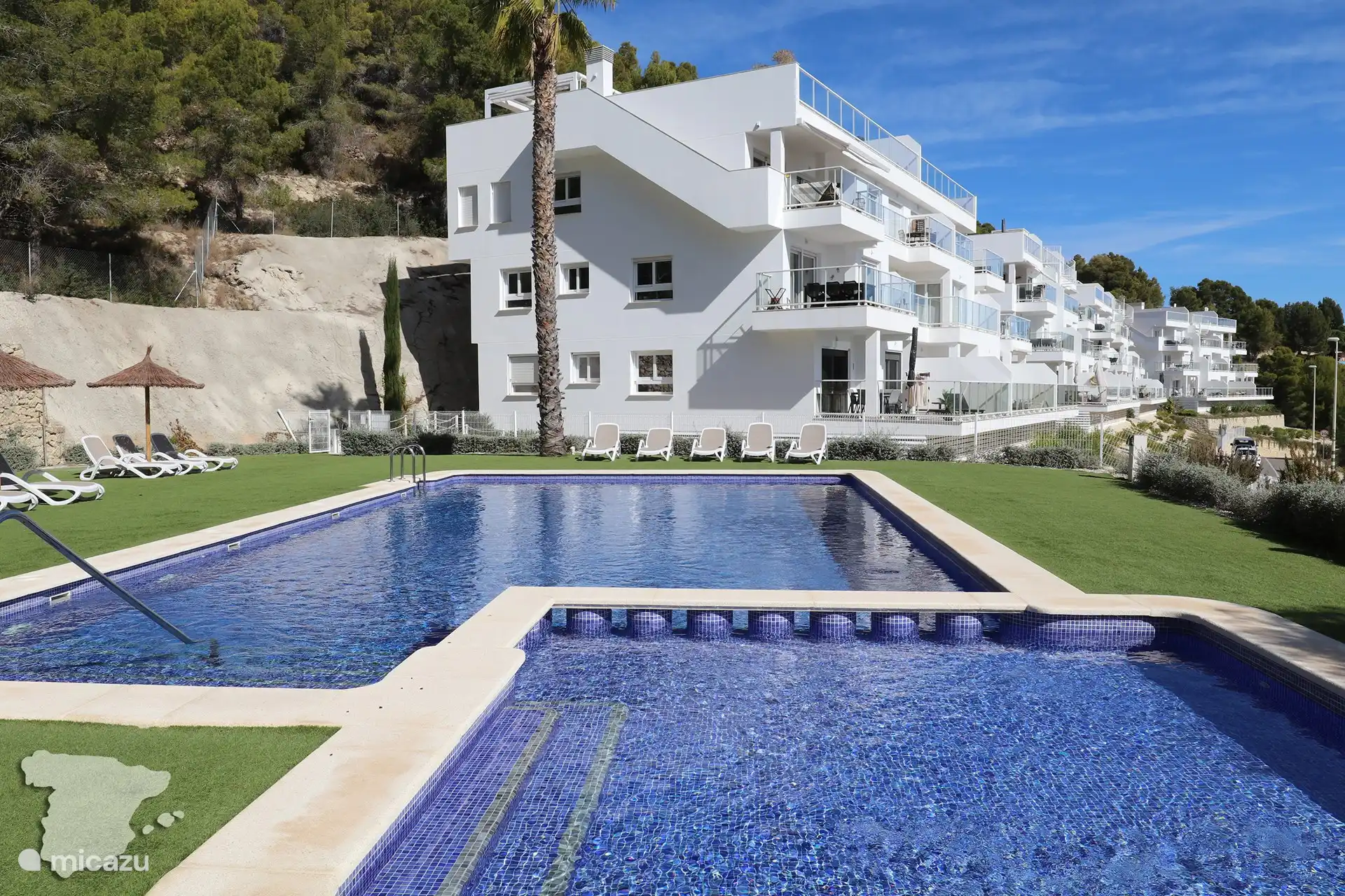 Piscine et vue latérale sur tout le complexe