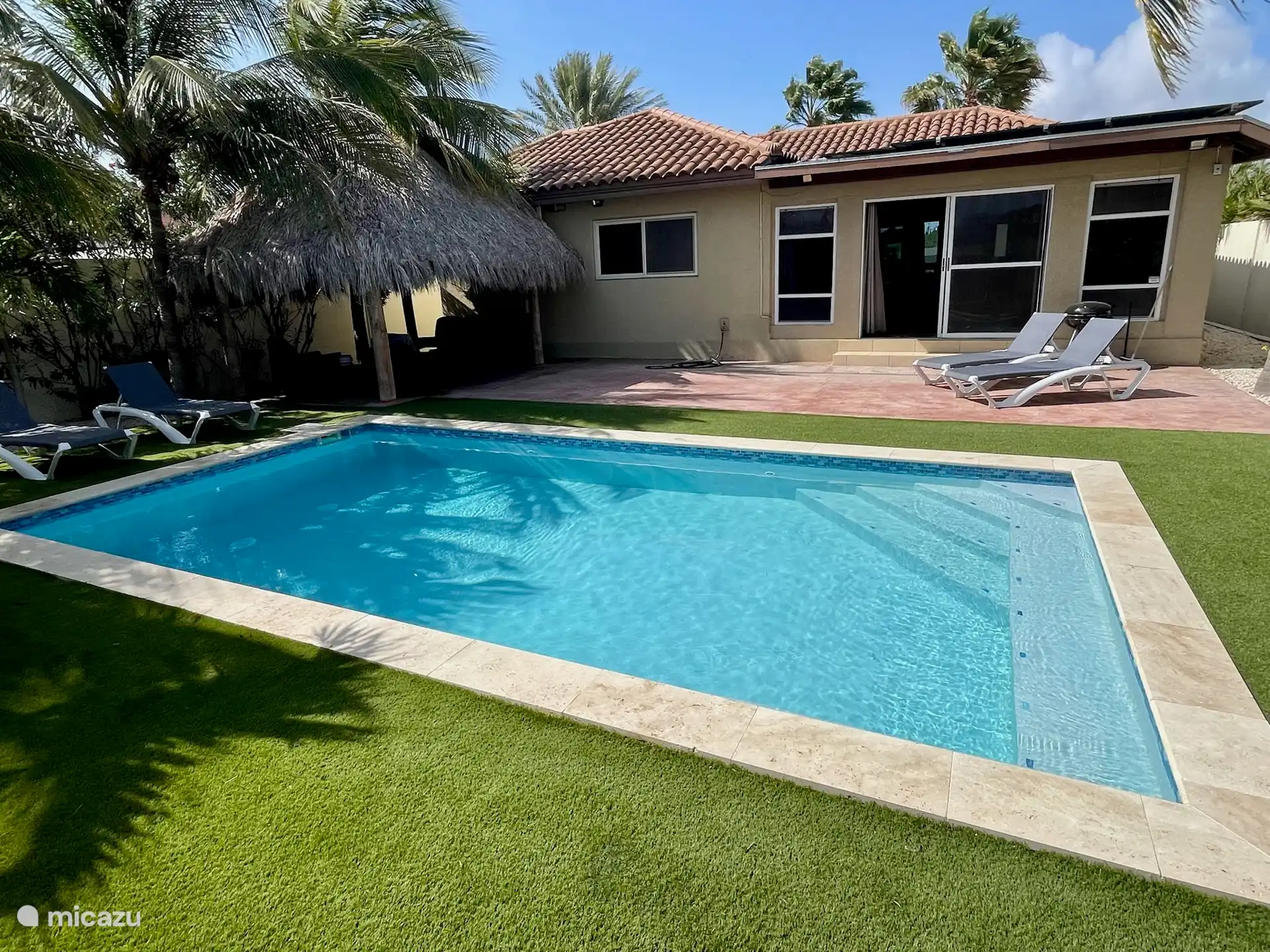 Garten mit Swimmingpool