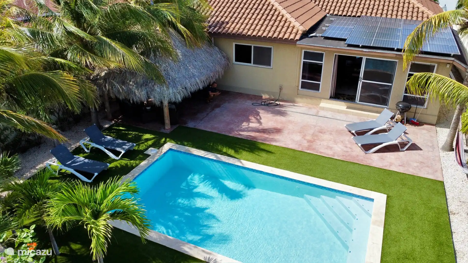 Garten mit Swimmingpool