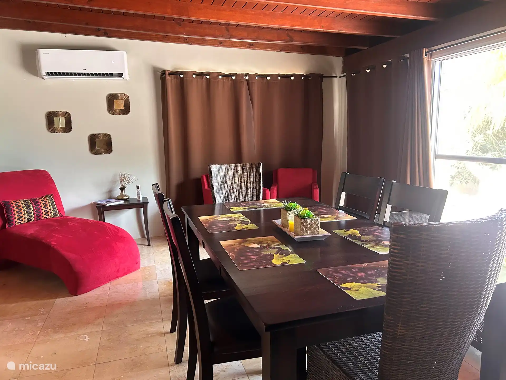 Esszimmer mit Blick auf den Pool 