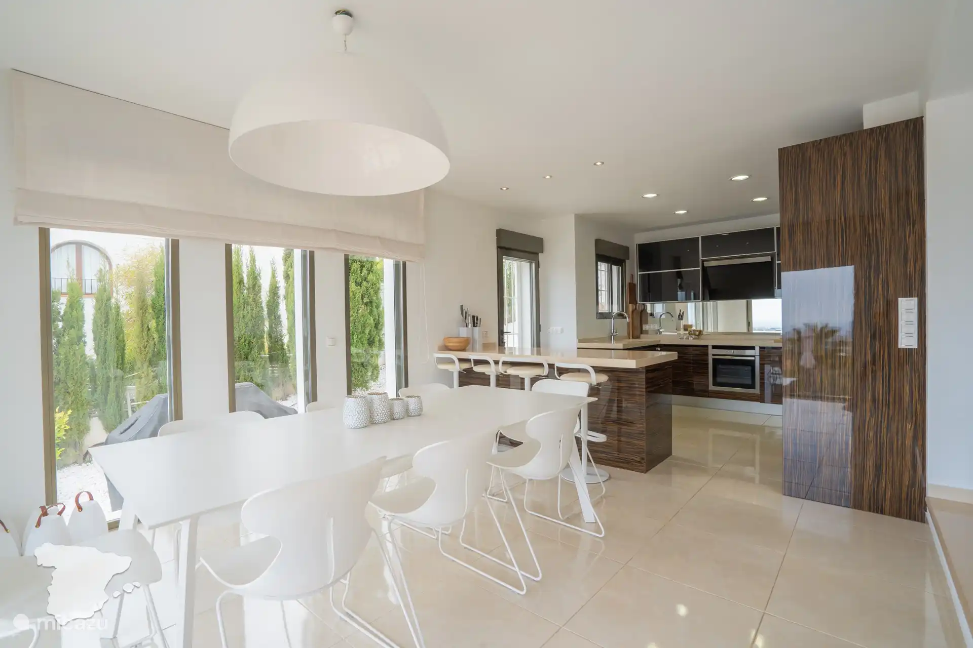 Cuisine avec table à manger