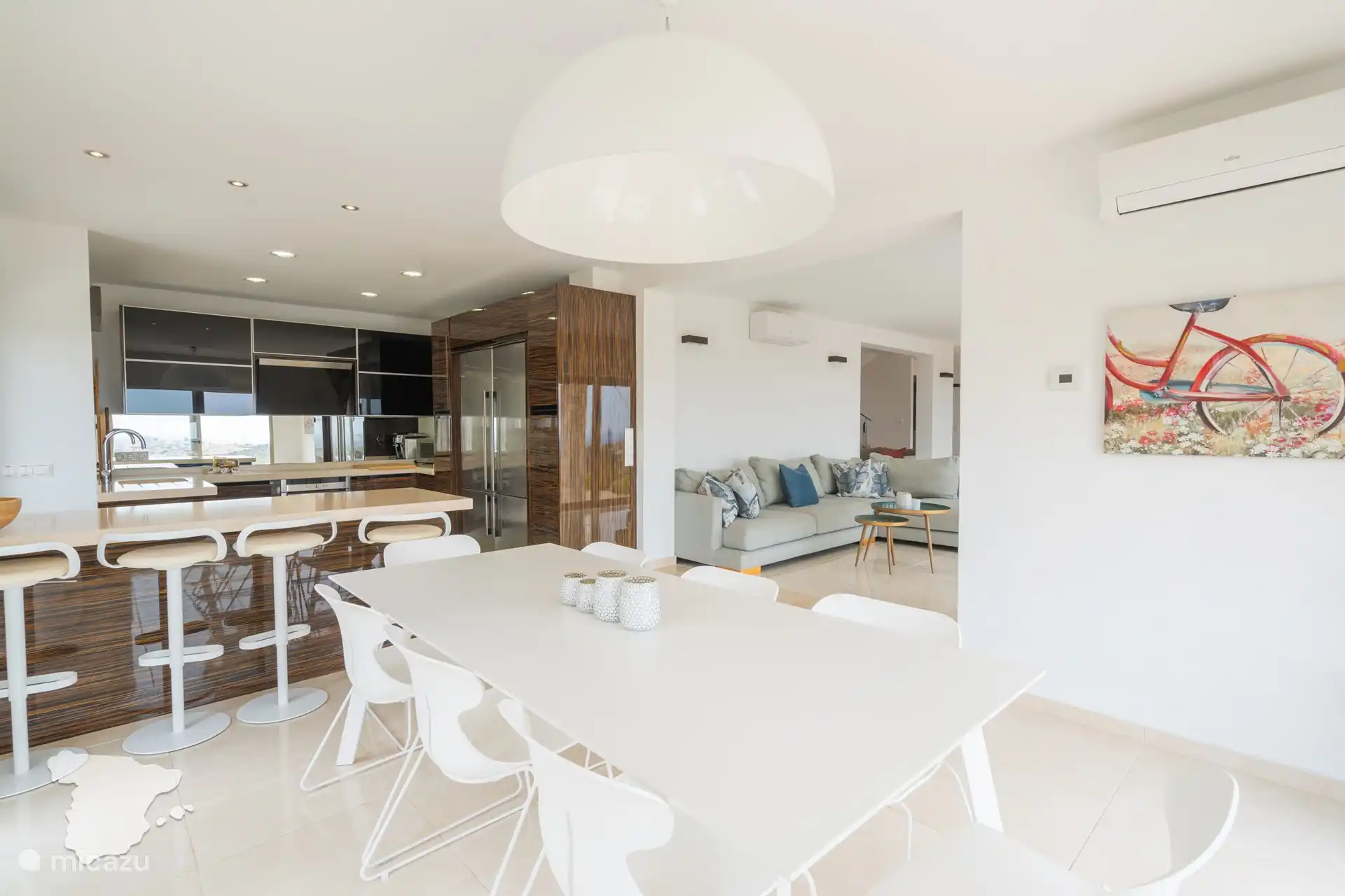 Cuisine avec table à manger