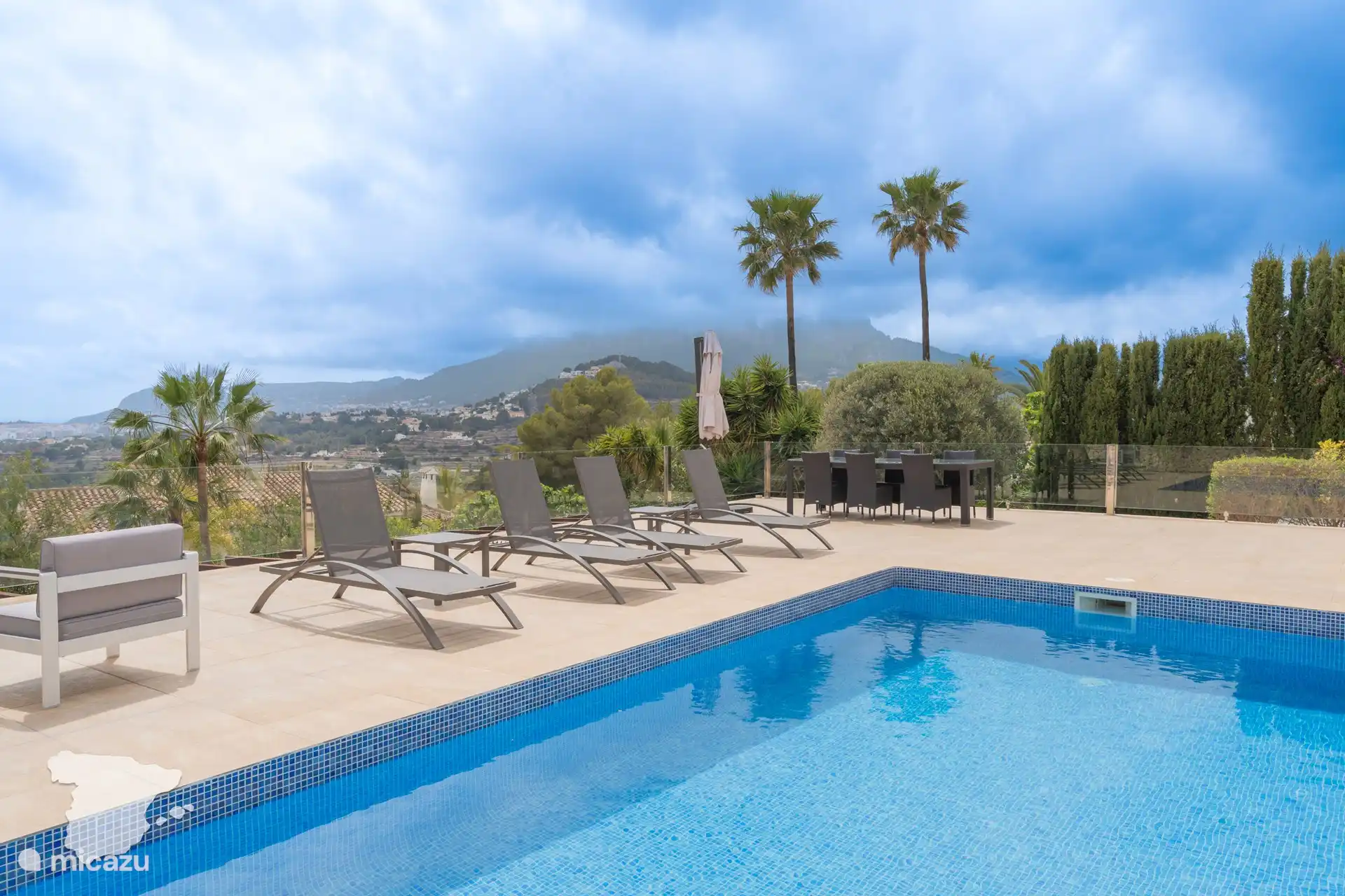 Piscine privée avec vue sur Calpe et les montagnes