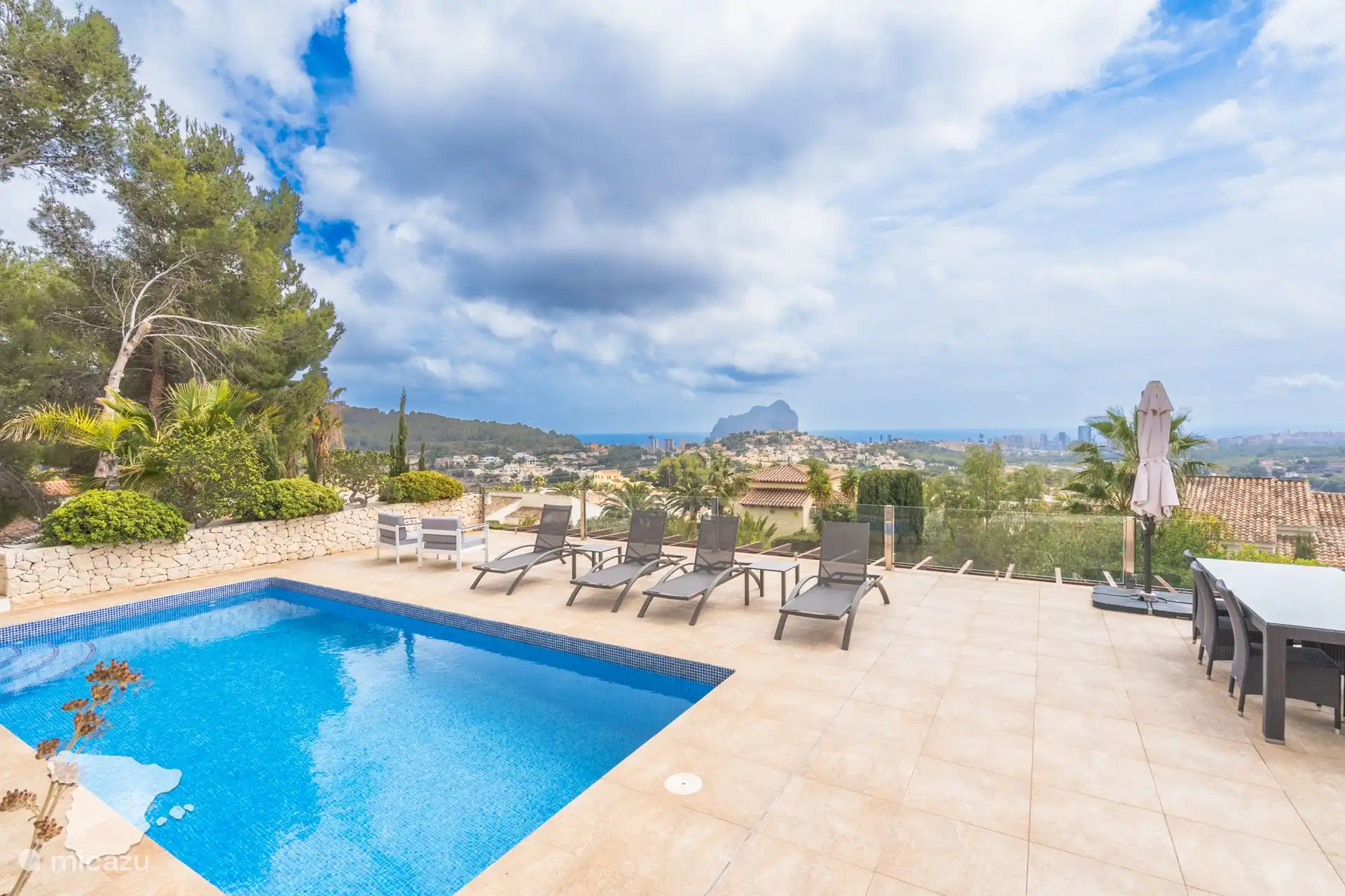 Piscine privée avec vue sur Calpe et les montagnes