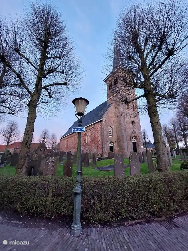 Die Kirche auf dem Hügel im Dorf Ee, diese Kirche befindet sich in der Nähe des Hauses.