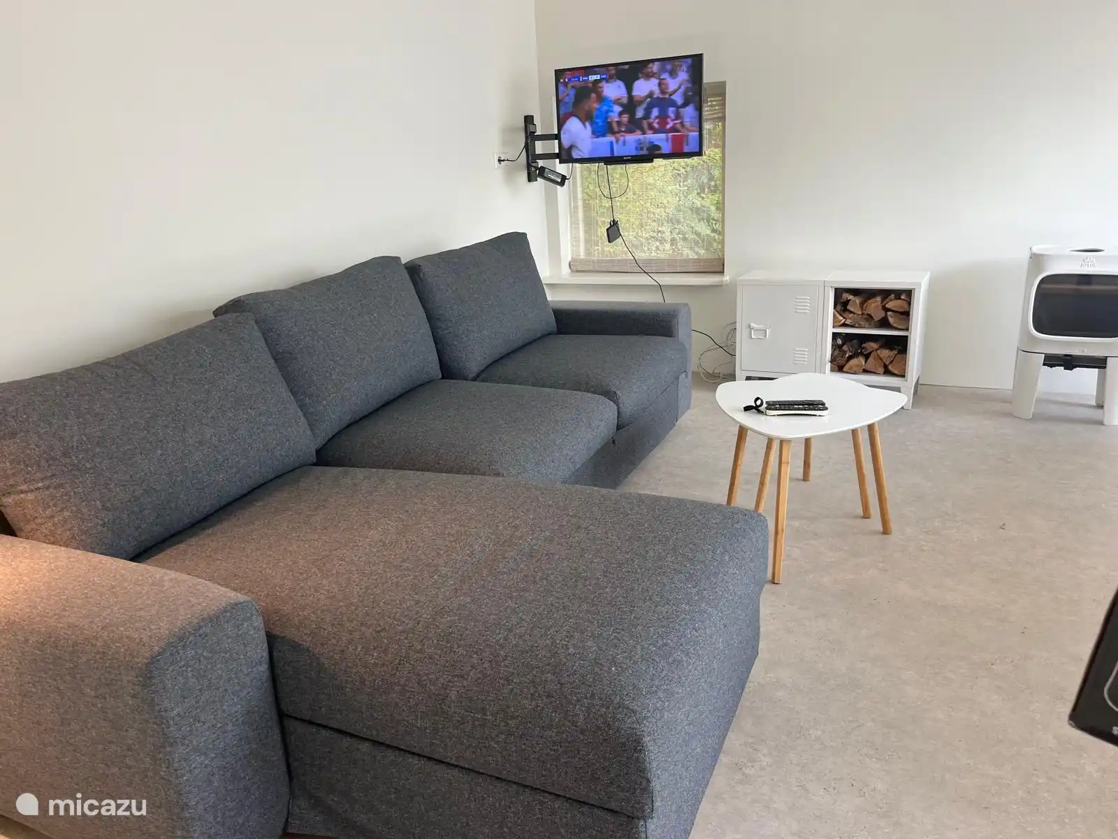 salon avec TV avec chaînes de télévision néerlandaises et allemandes