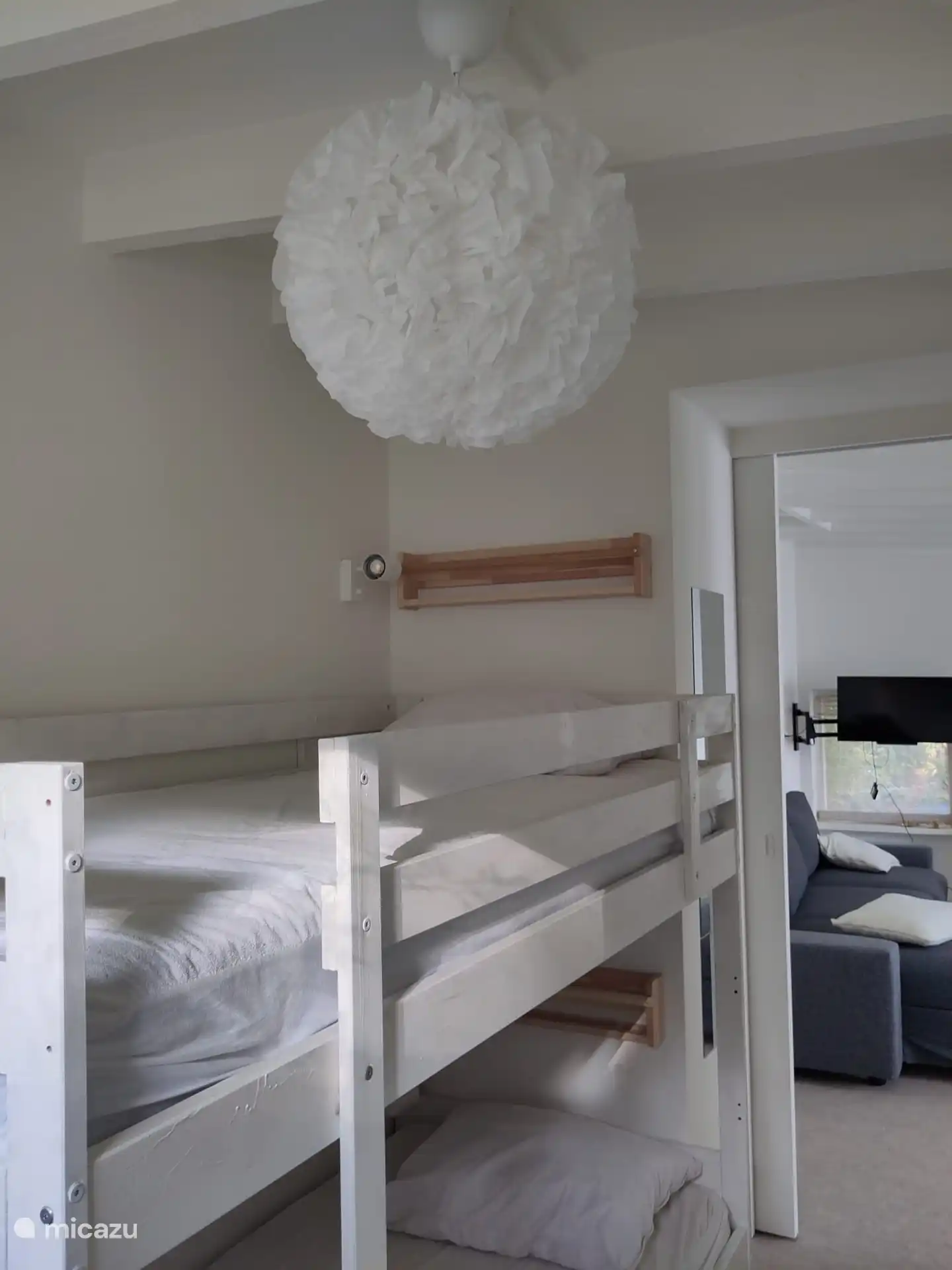 Chambre 1 avec lits superposés pour 2 personnes et armoires