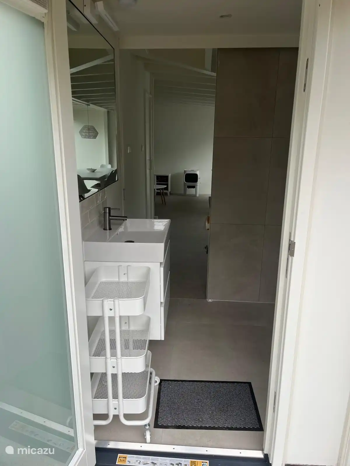 Salle de bain, vue de l’avant de la maison