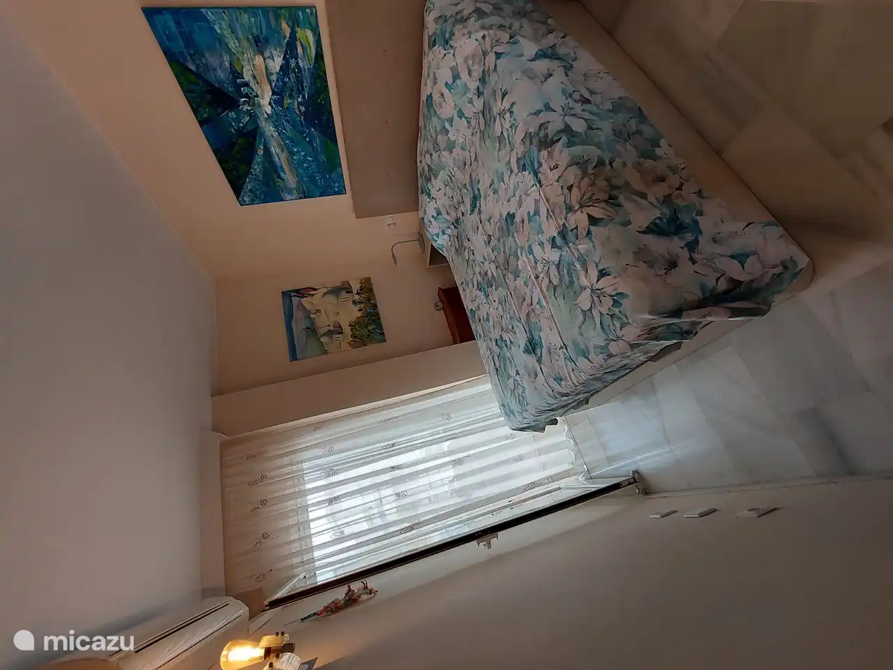 Großes Schlafzimmer mit Bett 150x200cm