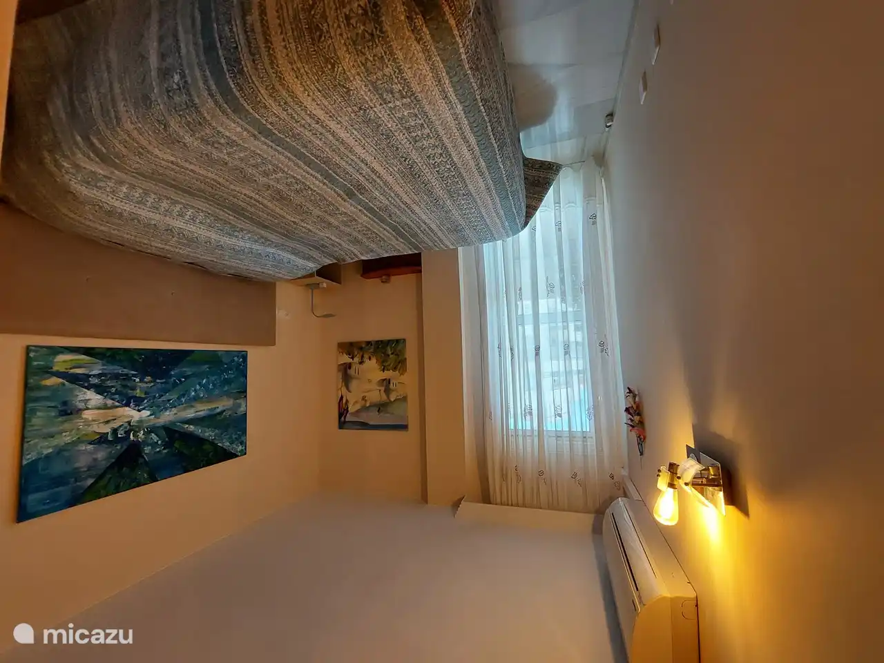 Großes Schlafzimmer mit Bett 150x200cm