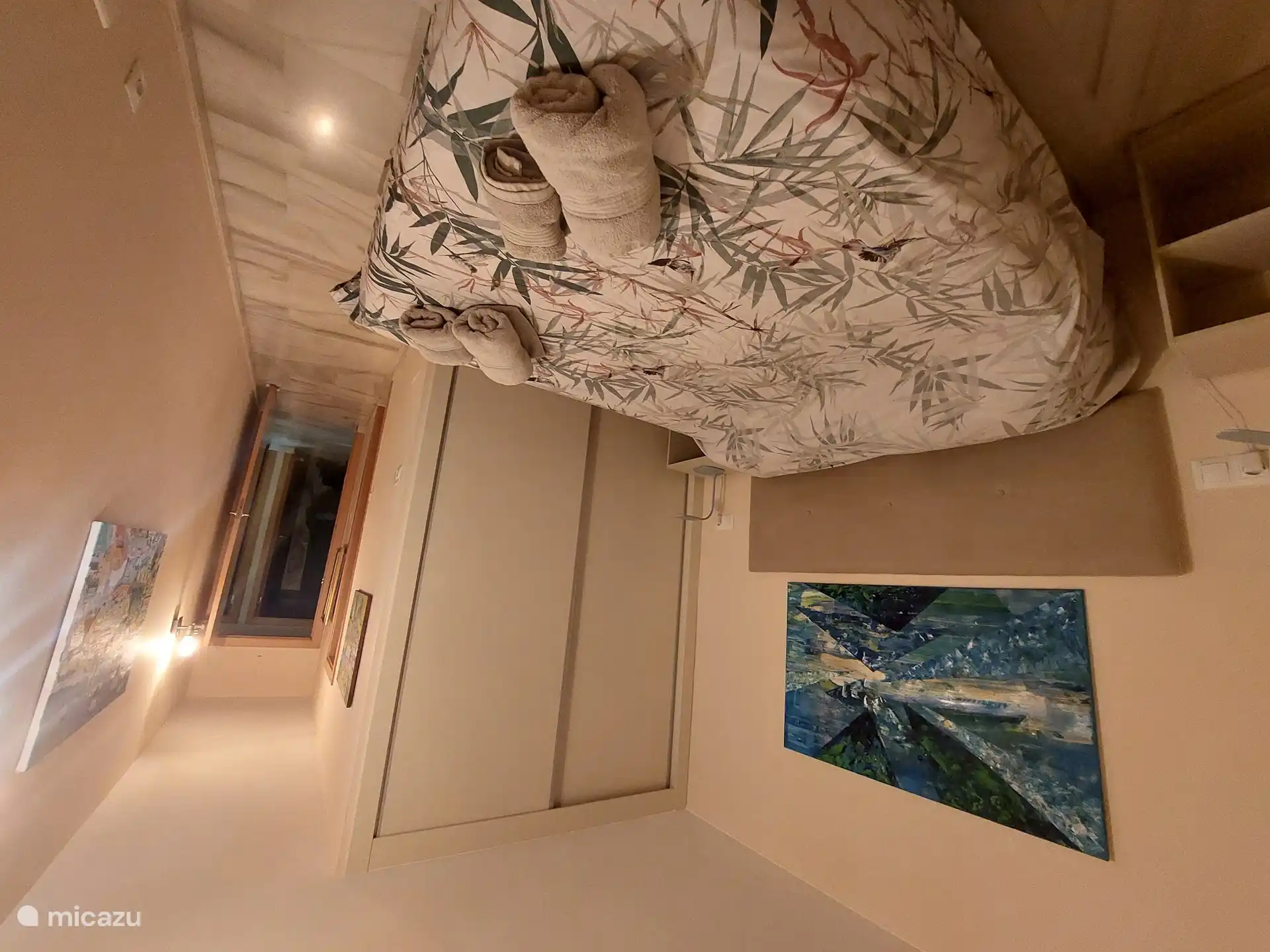 Großes Schlafzimmer mit Bett 150x200cm