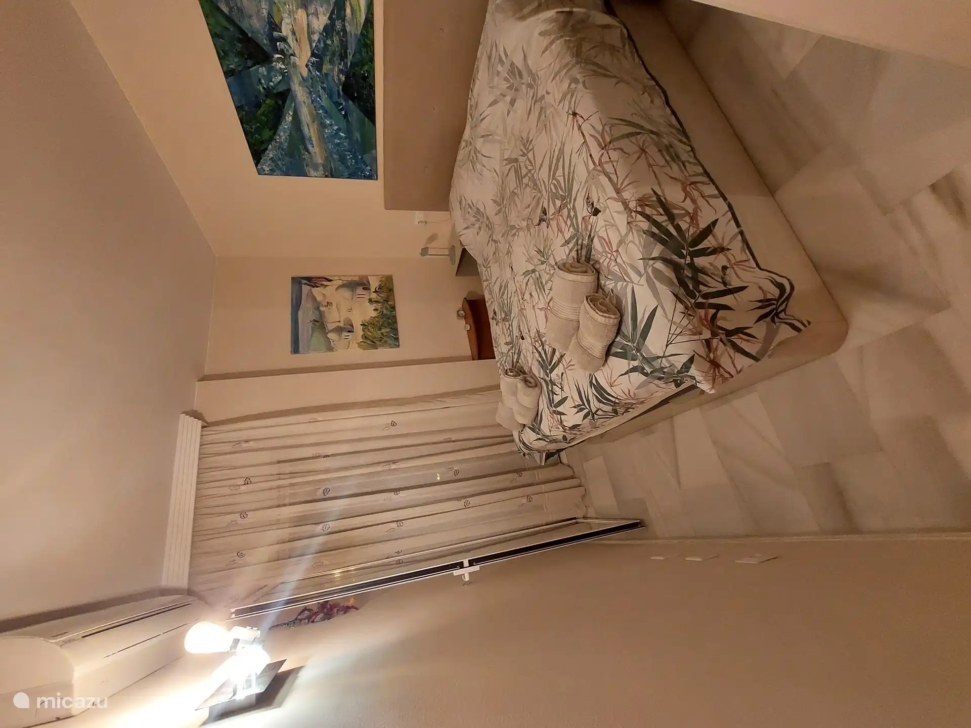 Großes Schlafzimmer mit Bett 150x200cm