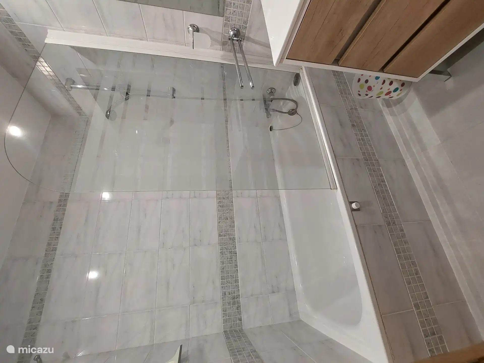 Badezimmer mit Badewanne und WC