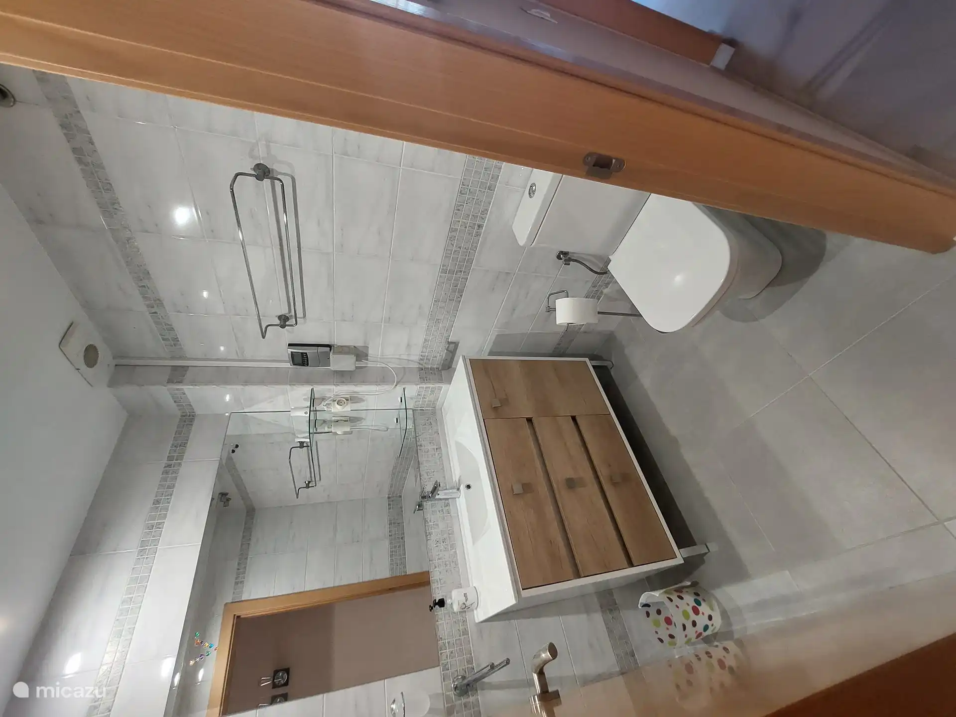 Badezimmer mit Badewanne und WC