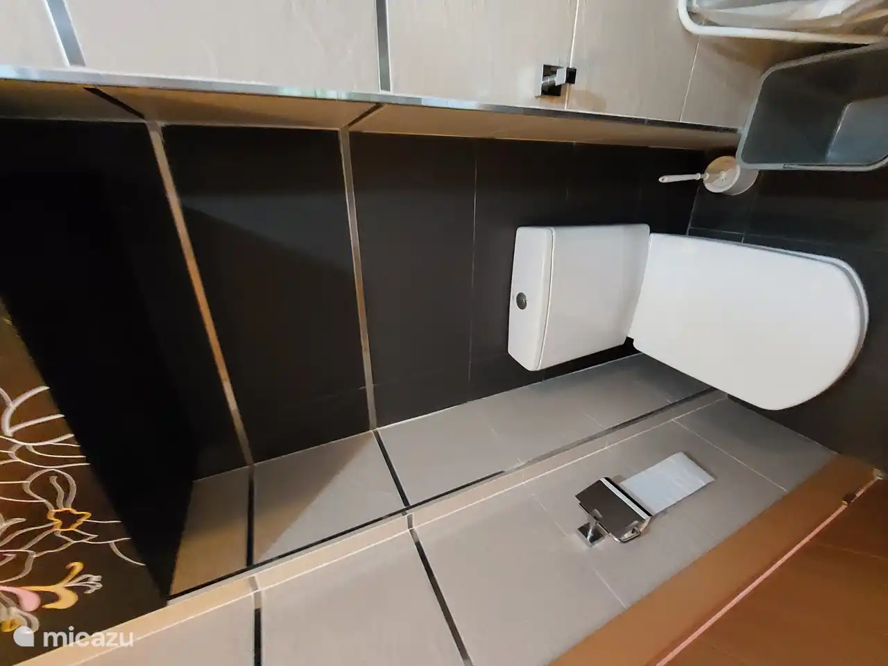 Badezimmer mit Dusche und WC