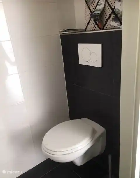 Die Toilette ist vom Badezimmer getrennt