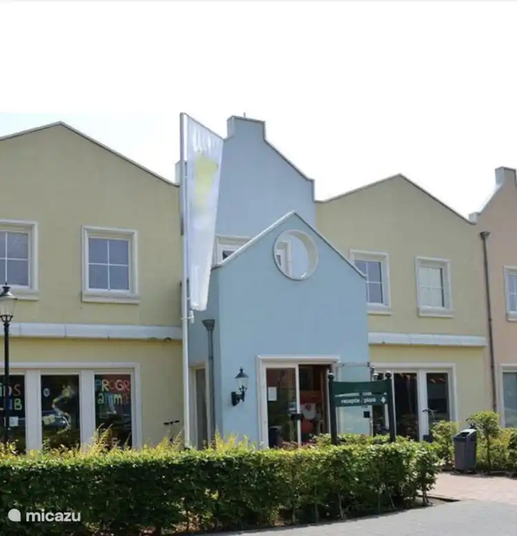 Die Plaza mit Empfangsrestaurant, Spielplatz, Schwimmbad, Funhalle und vielem mehr