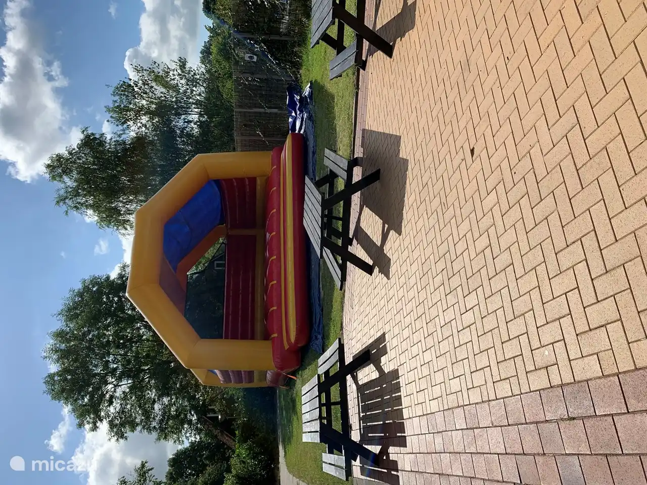 Springkissen auf der Terrasse, der Außenbar und der Außenanimation.