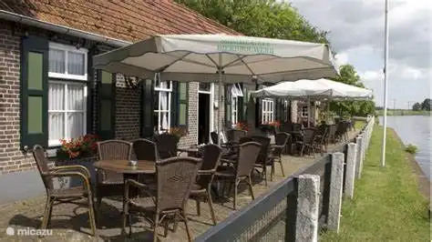 Das Mommerite, eine Bierbrauerei auf der anderen Seite des Parks, wo man auf der Terrasse am Wasser sitzen kann. und ein Glas Bier oder Wein trinken. Auch der kämpfende Zombie zieht von hier aus los.