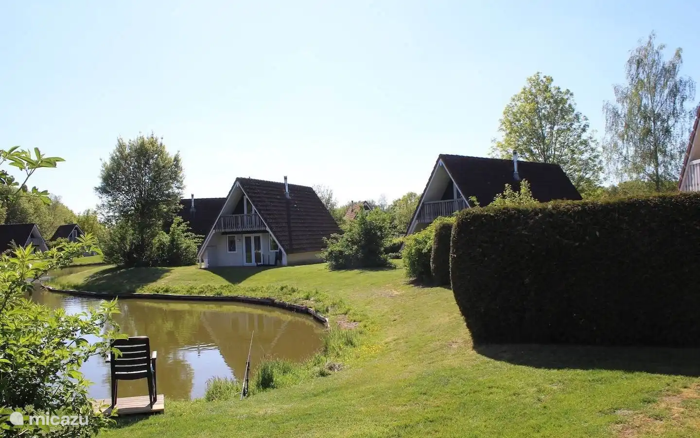 Der Garten mit einem schönen Platz am Fischwasser.