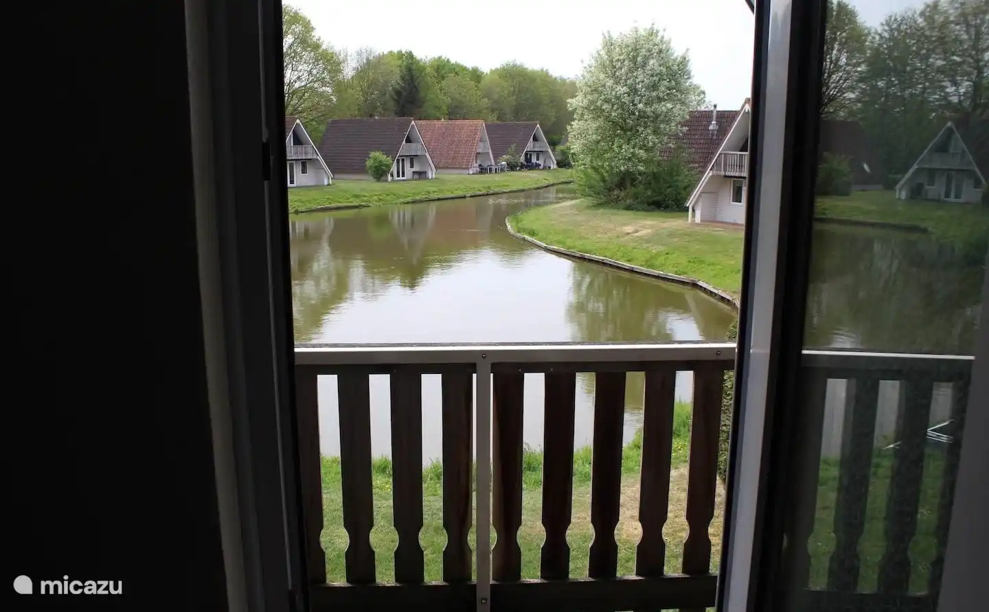 Der Balkon mit Blick auf den Fischteich