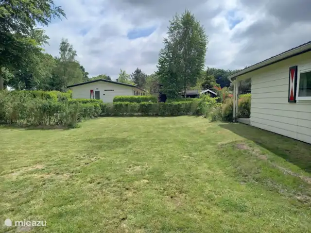 Chaletbos Veluwe vakantiewoning huren in Nederland, Gelderland, Voorthuizen - chalet zijtuin-oostkant