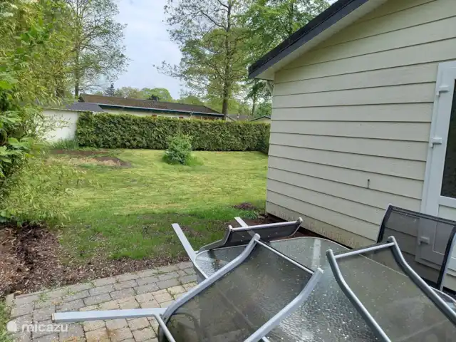 Chaletbos Veluwe vakantiewoning huren in Nederland, Gelderland, Voorthuizen - chalet achtertuin