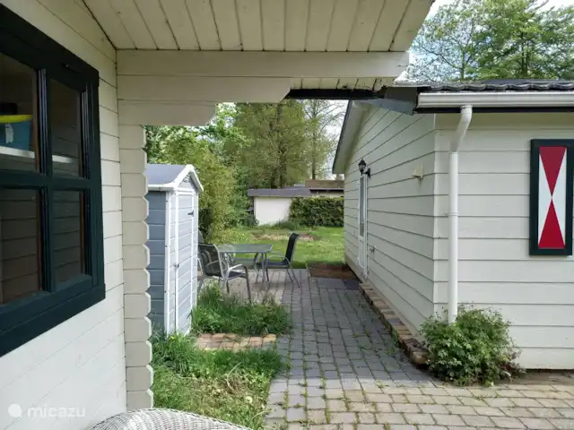 Chaletbos Veluwe vakantiewoning huren in Nederland, Gelderland, Voorthuizen - chalet achtertuin
