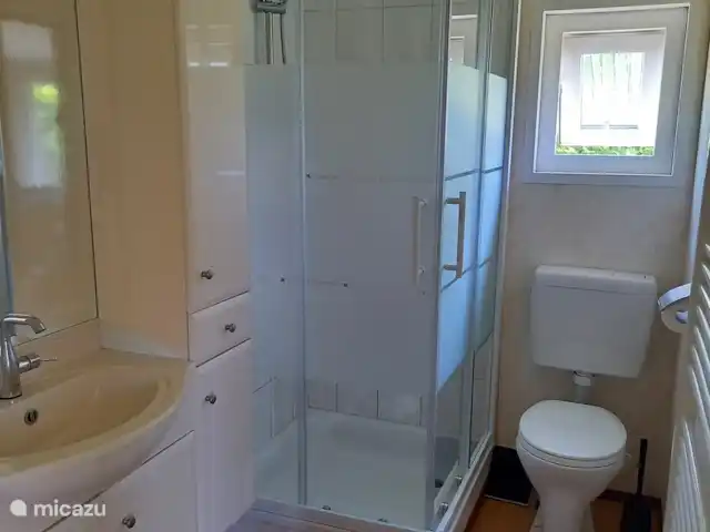 Chaletbos Veluwe vakantiewoning huren in Nederland, Gelderland, Voorthuizen - chalet badkamer
