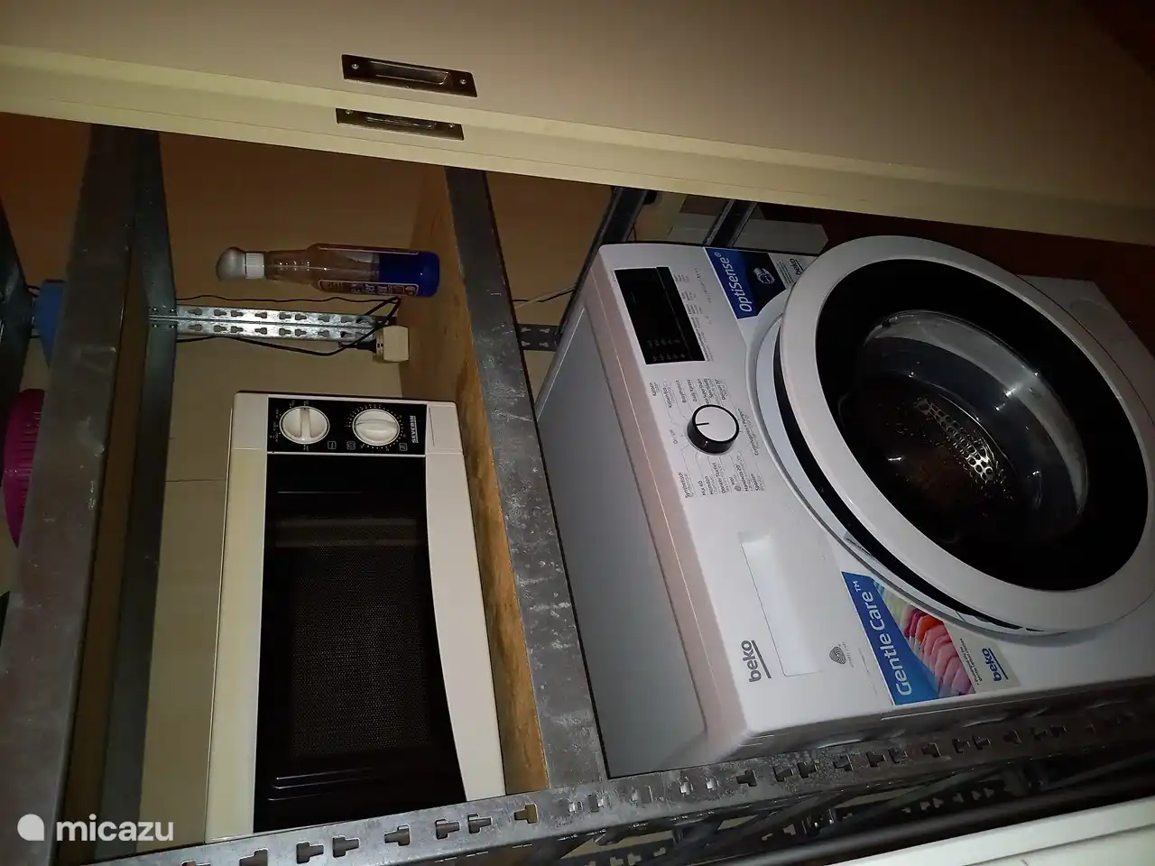Mikrowelle und Waschmaschine