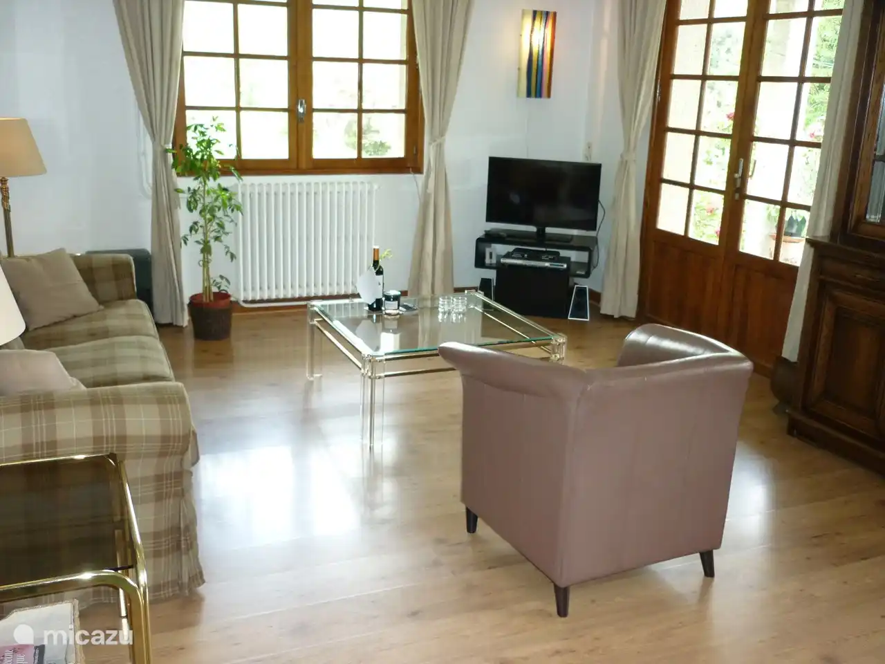 The living room gives direct access to the terrace