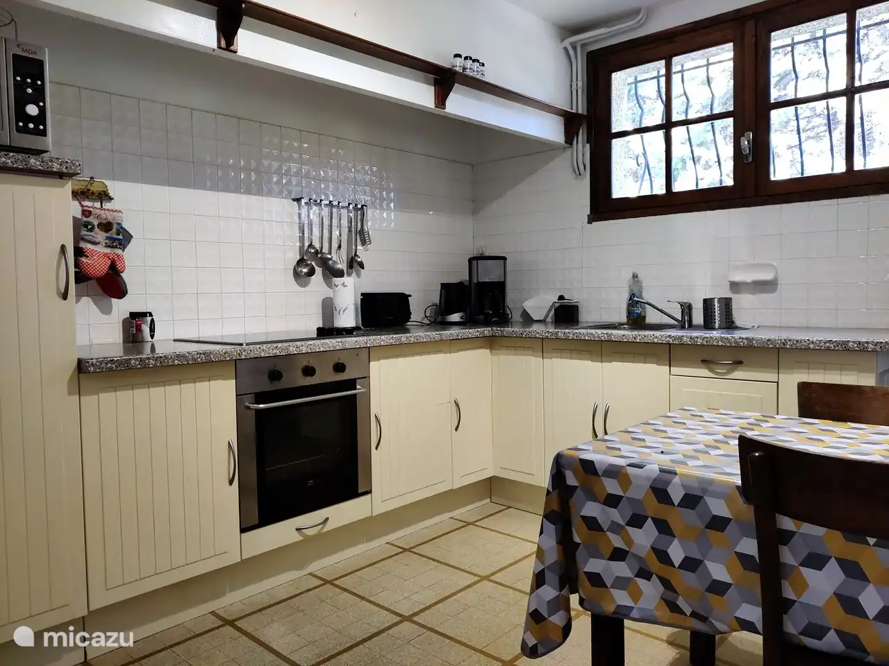 The fully equipped kitchen with dining facilities