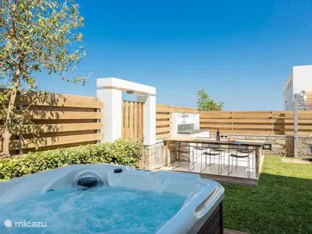 Villa Eeanthe Thalasses huren in Griekenland, Kreta, Pigianos Kampos - villa Jacuzzi met tuin