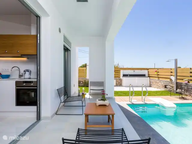 Villa Eeanthe Thalasses huren in Griekenland, Kreta, Pigianos Kampos - villa Terras vanuit woonkamer met uitzicht op zwembad en tuin