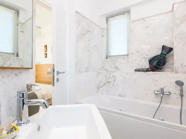 Villa Eeanthe Thalasses huren in Griekenland, Kreta, Pigianos Kampos - villa Badkamer met bubbelbad en toilet eerste verdieping