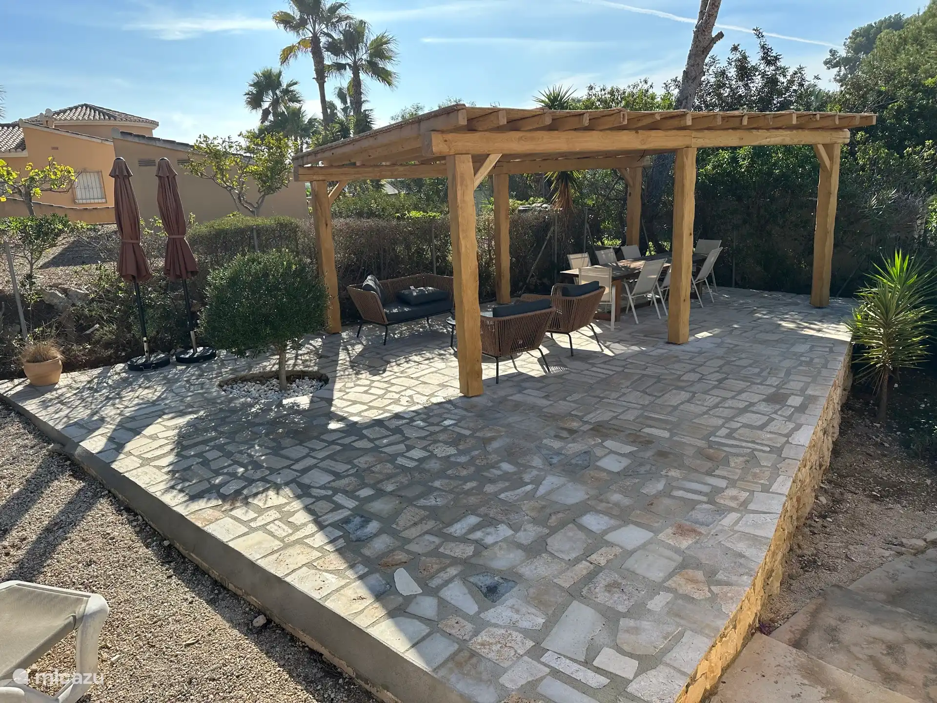 Prachtige Pergola met loungehoek en grote tafel voor minimaal 8 personen!