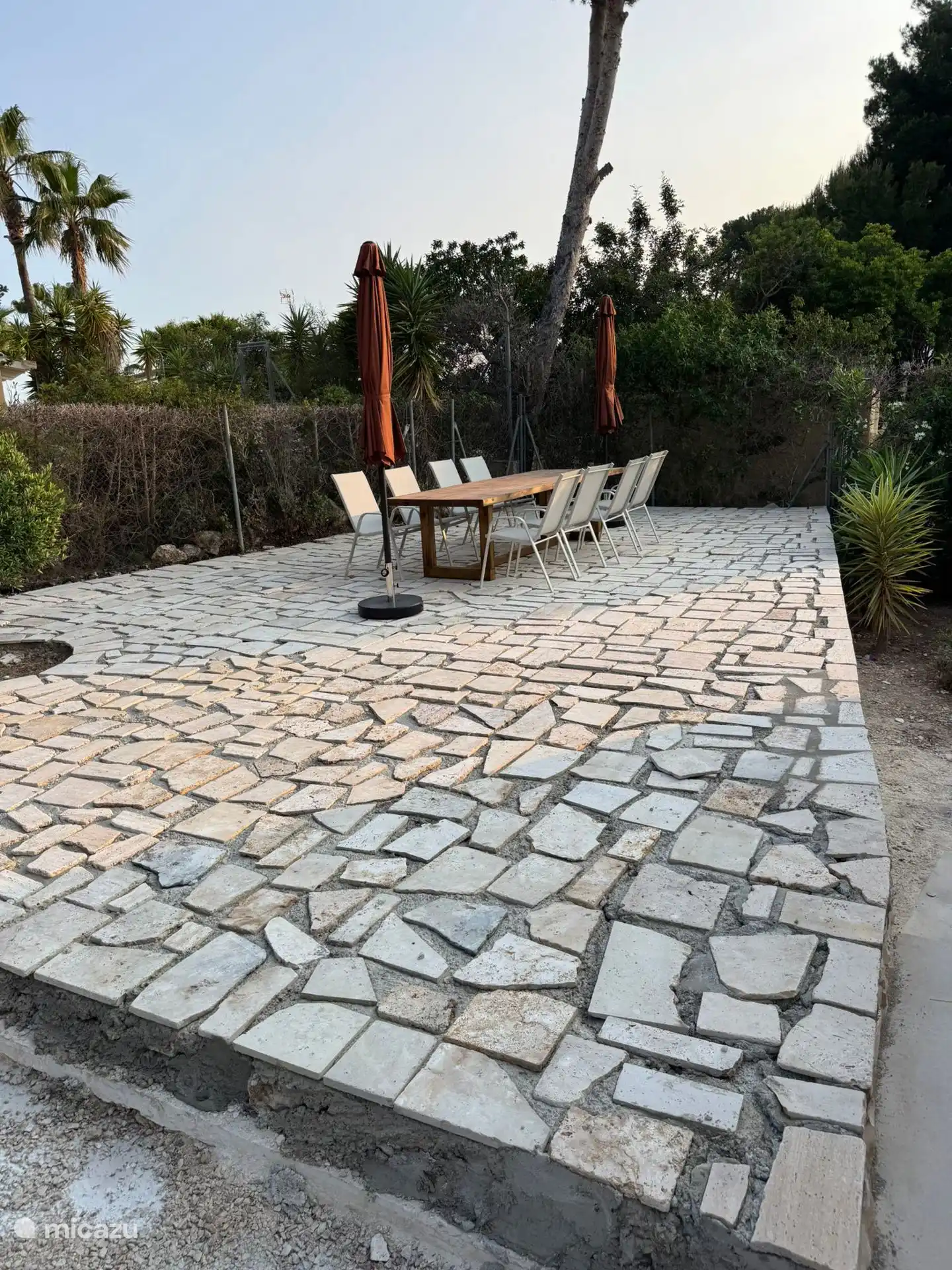 Komplett renovierte Terrasse mit großem Esstisch (1x3 Meter) und bequemen gelben Stühlen. Natürlich flankiert von 2 Sonnenschirmen!