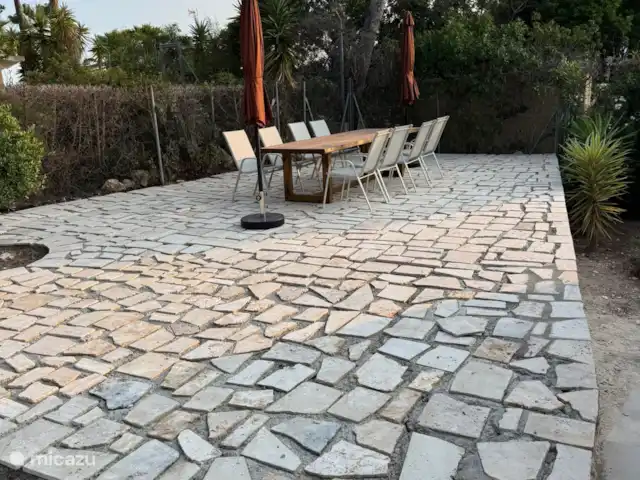 Villa Helios huren in Spanje, Costa Blanca, Moraira - villa Volledig vernieuwd terras met grote eettafel (1x3 meter) en comfortagele stoelen. Uiteraard geflankeerd door 2 parasols!