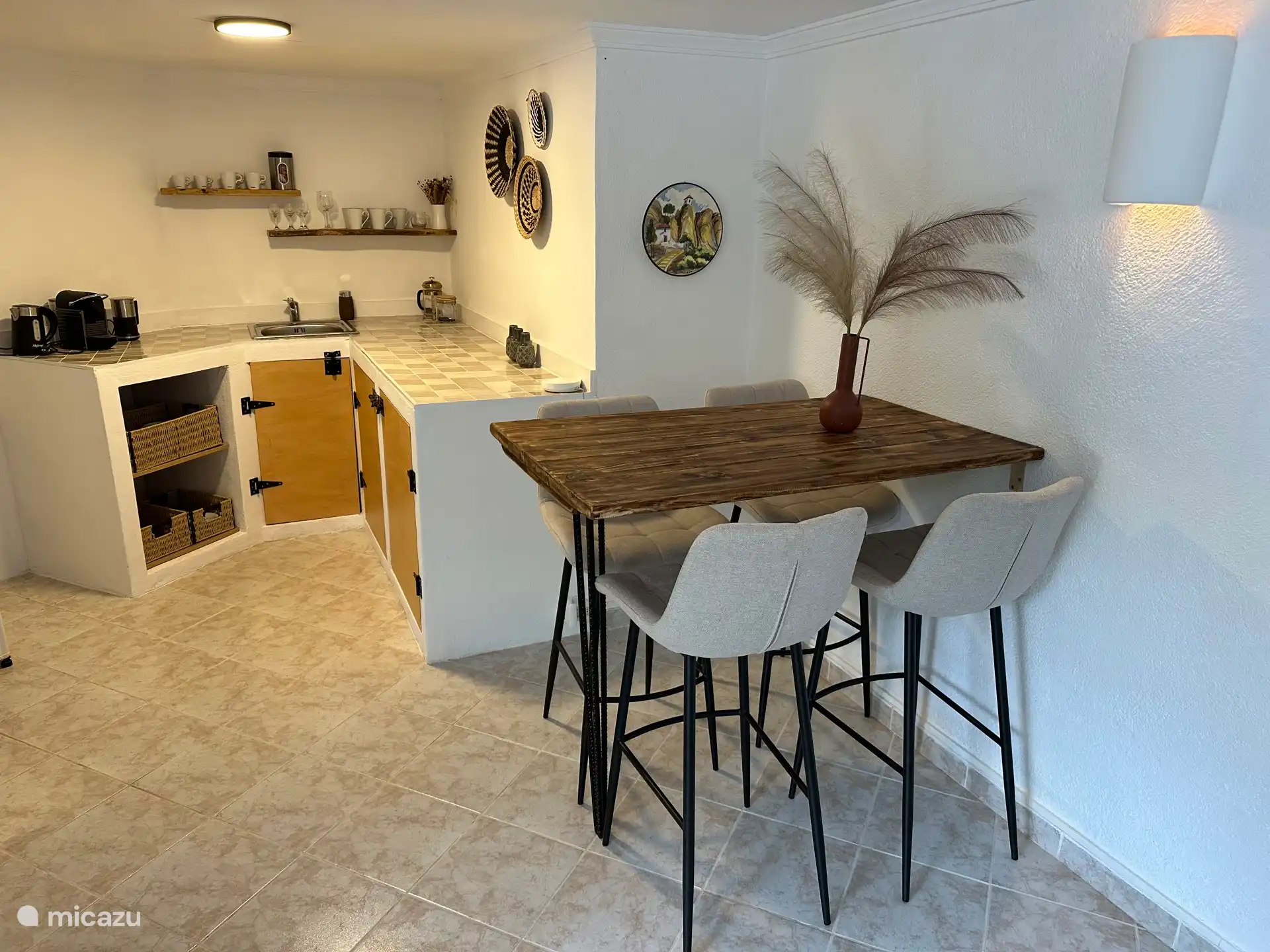 Frühstückstisch oder Schreibtisch in der Wohnung