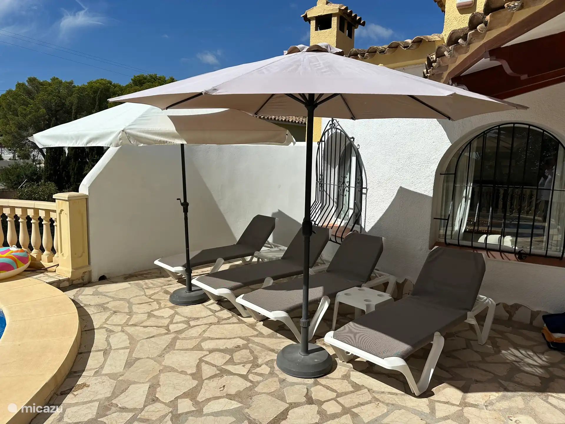 Nieuwe zonnebedden aan het fijne zwembad!