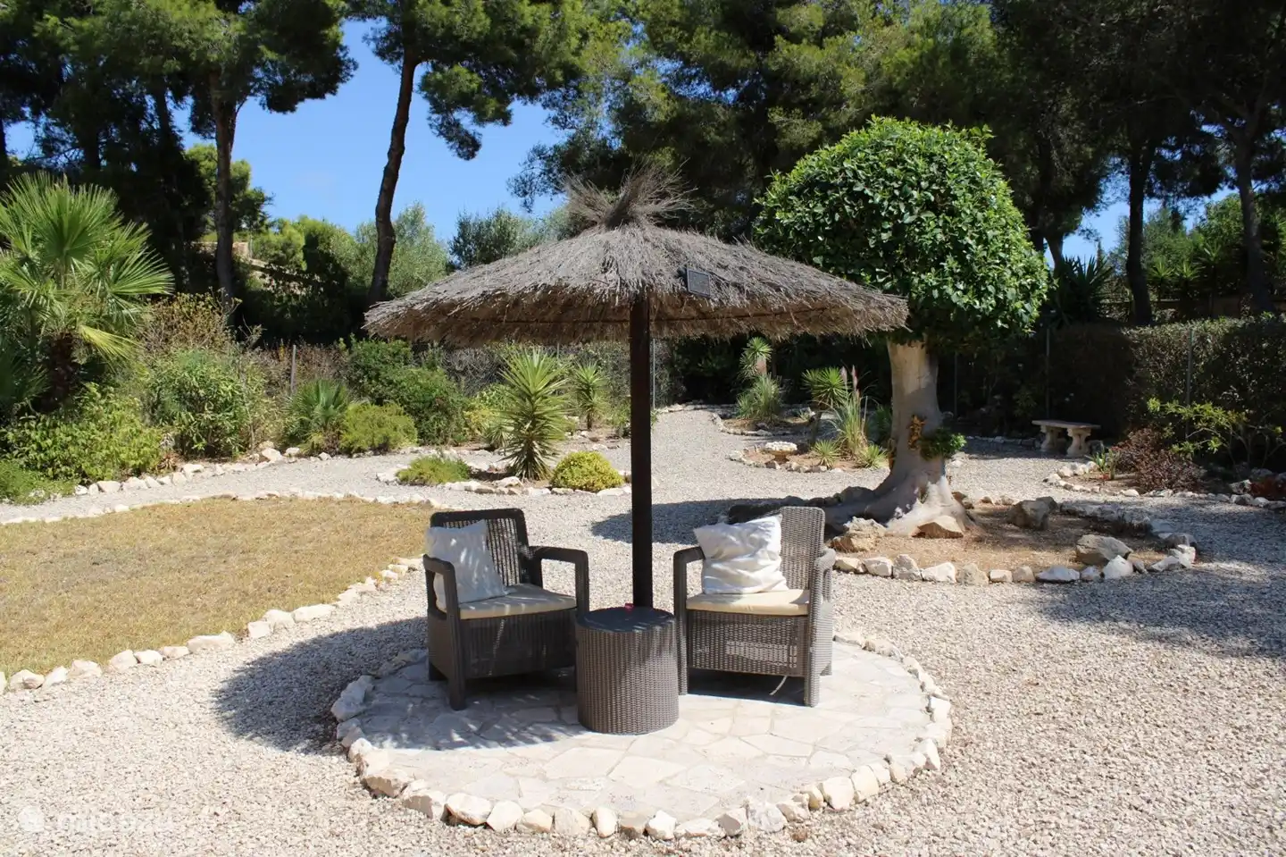 Unter diesem strohgedeckten Sonnenschirm lässt es sich herrlich entspannen!