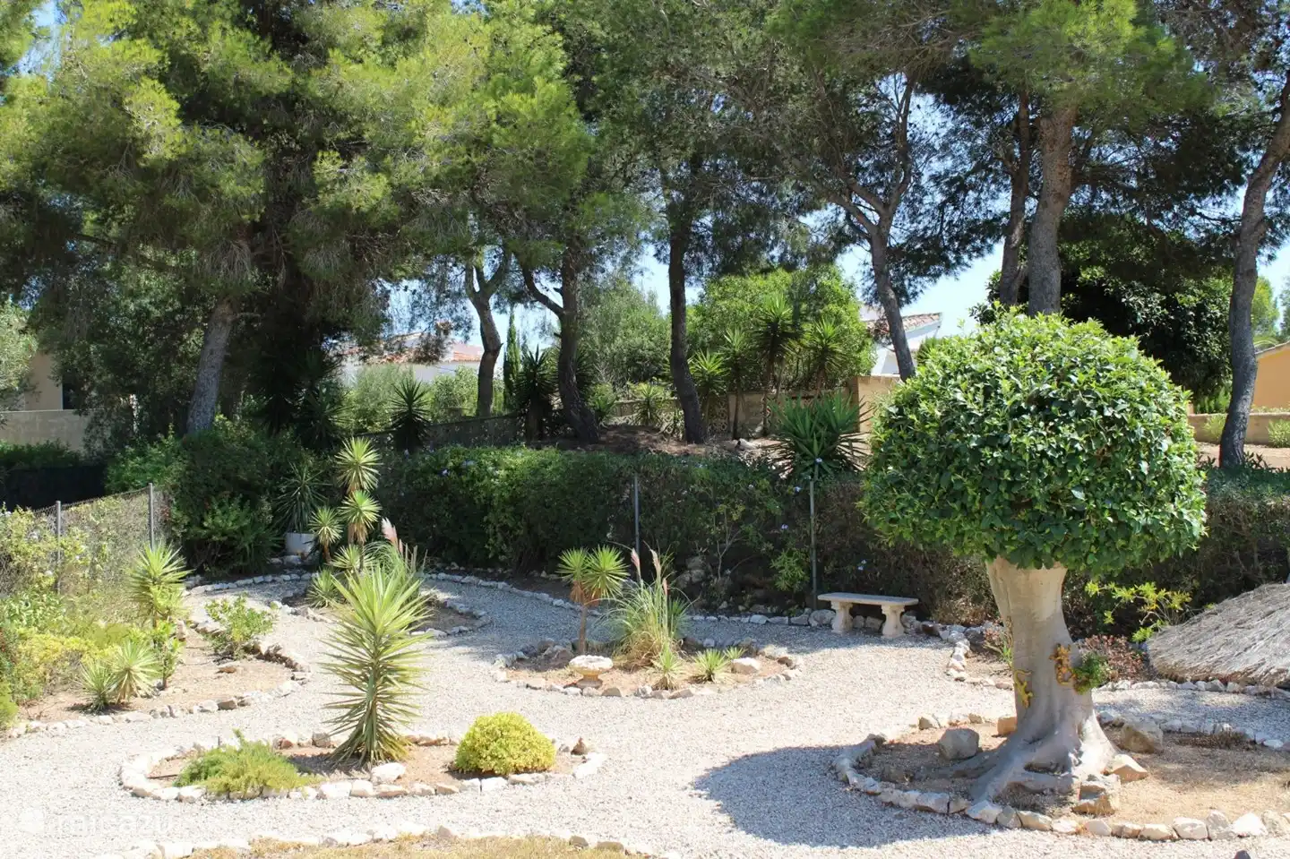 Der Garten ist geräumig und bietet alle Möglichkeiten für schöne Sitzgelegenheiten! Genießen Sie eine Tasse Kaffee oder ein schönes Glas Wein auf der Marmorbank