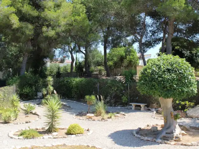 Villa Helios huren in Spanje, Costa Blanca, Moraira - villa De tuin is ruim en biedt alle mogelijkheden voor leuke zitjes! Geniet op de marmeren bank van een kop koffie of een lekker glas wijn
