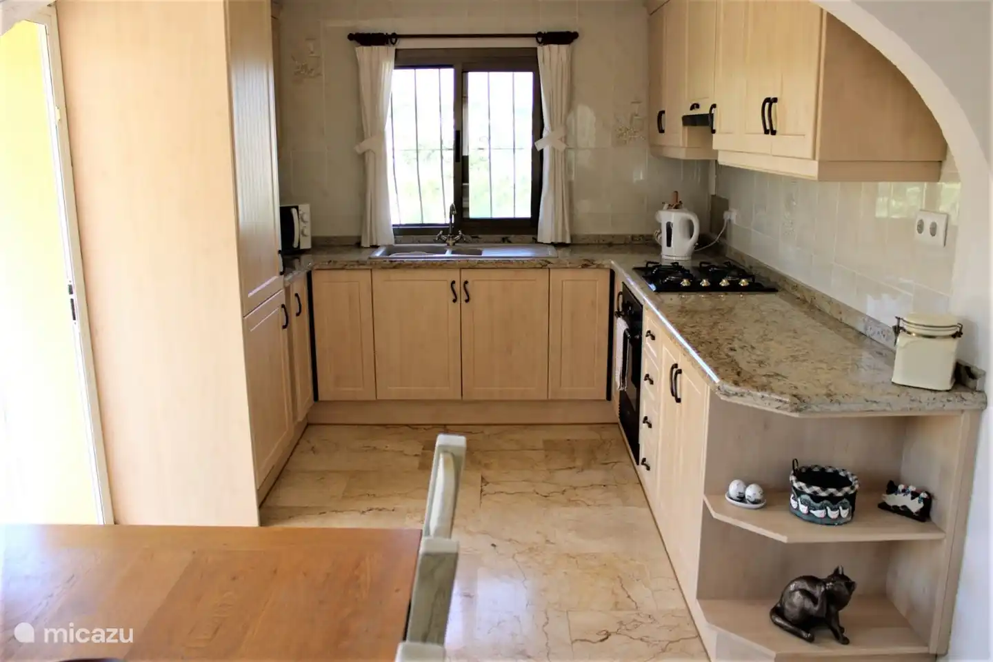 Voll ausgestattete Küche im Haupthaus mit Kühl-/Gefrierschrank, Backofen, Mikrowelle, Geschirrspüler, Nespresso-Maschine und Wasserkocher