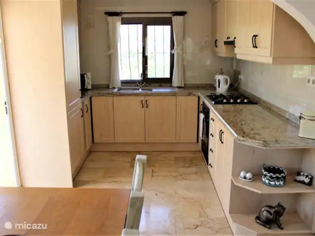 Villa Helios huren in Spanje, Costa Blanca, Moraira - villa Vollledig uitgeruste keuken in de hoofdwoning met koel/vries, oven, magnetron, vaatwasser, nespresso apparaat en waterkoker